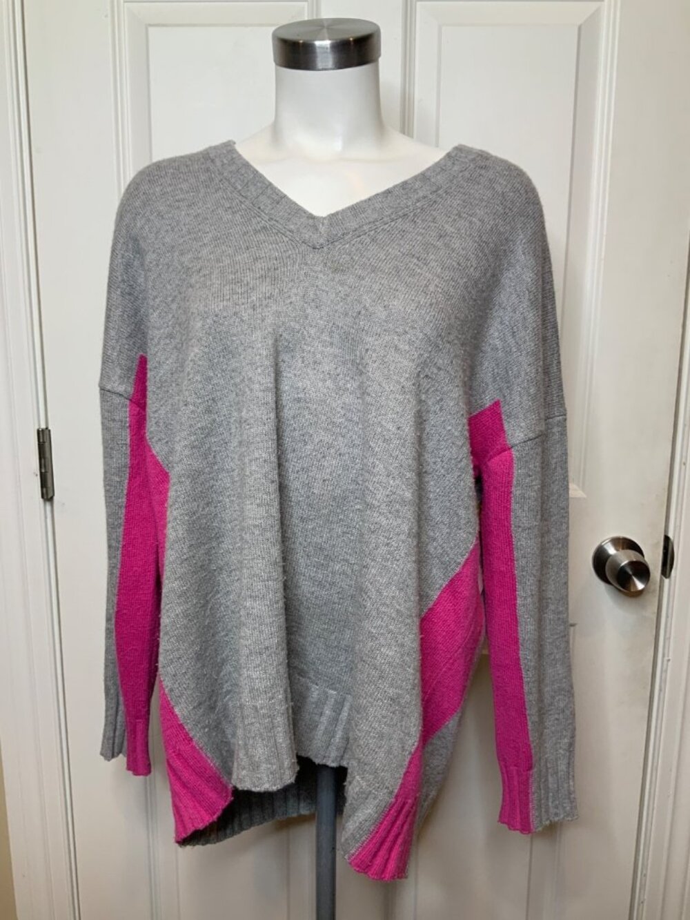 Boden Light Gray & Pink Wool Blend V-Neck Sweater, Size M